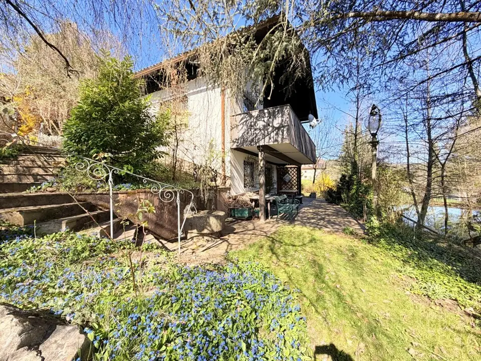 Ferienhaus mit weitläufigem Grundstück, Schwimmteich und natürlichem Wasserlauf – Bild 2