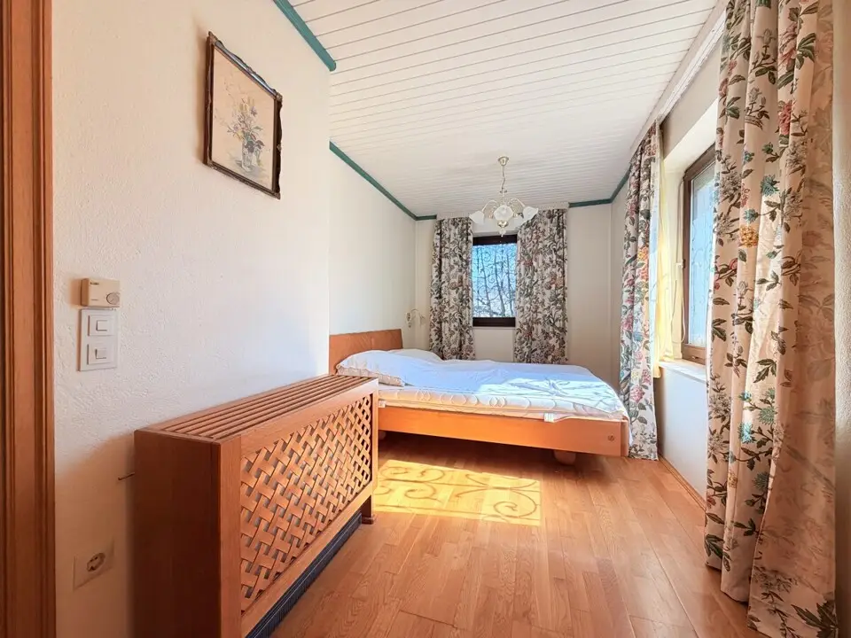 Ferienhaus mit weitläufigem Grundstück, Schwimmteich und natürlichem Wasserlauf – Bild 11
