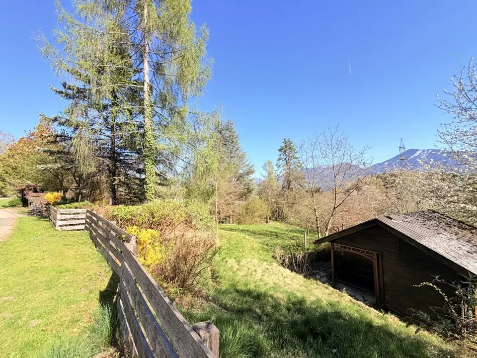 Ferienhaus mit weitläufigem Grundstück, Schwimmteich und natürlichem Wasserlauf – Bild 15