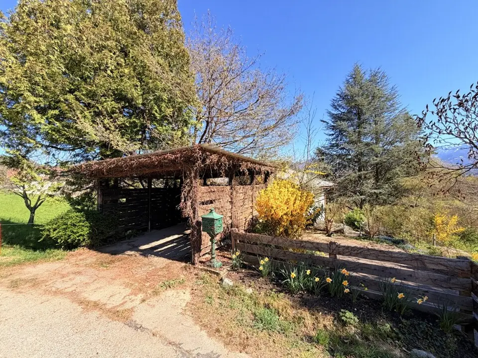 Ferienhaus mit weitläufigem Grundstück, Schwimmteich und natürlichem Wasserlauf – Bild 7
