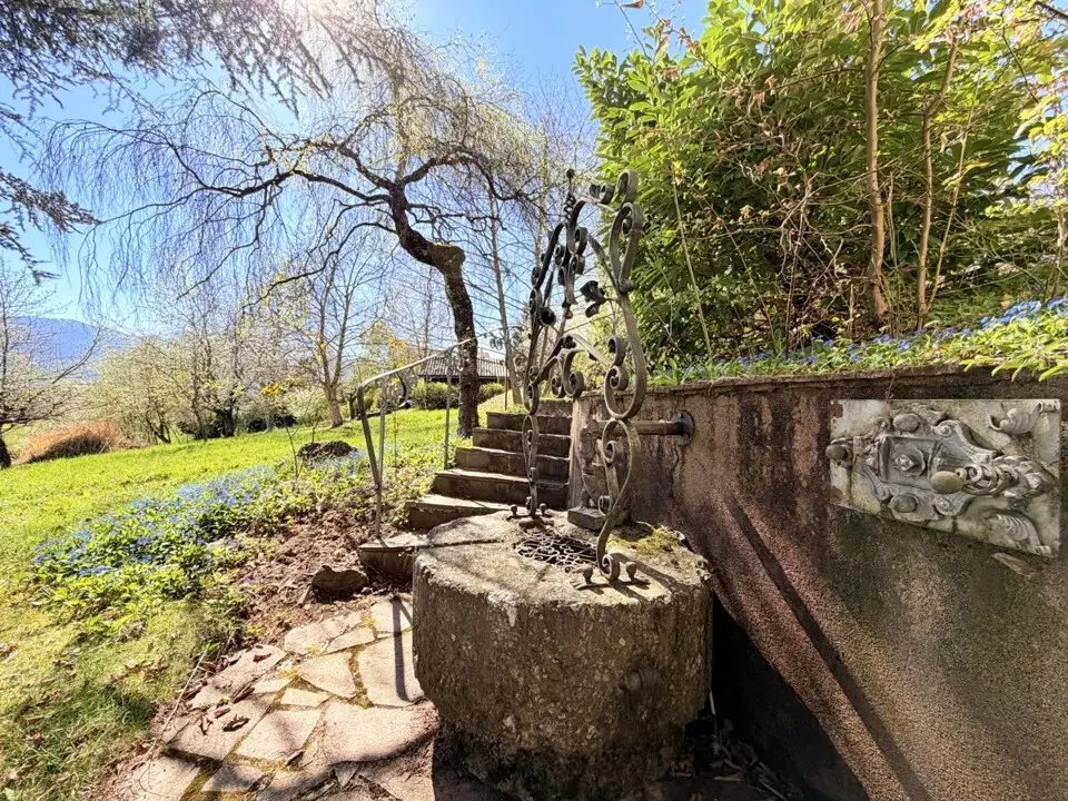 Ferienhaus mit weitläufigem Grundstück, Schwimmteich und natürlichem Wasserlauf – Bild 8