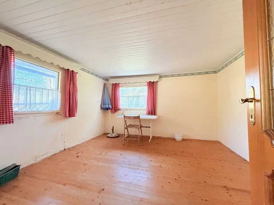 Ferienhaus mit weitläufigem Grundstück, Schwimmteich und natürlichem Wasserlauf – Bild 16