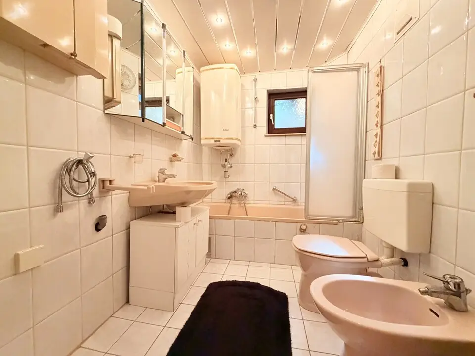 Ferienhaus mit weitläufigem Grundstück, Schwimmteich und natürlichem Wasserlauf – Bild 9