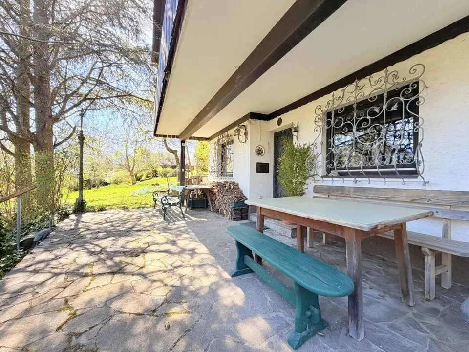Ferienhaus mit weitläufigem Grundstück, Schwimmteich und natürlichem Wasserlauf – Bild 3